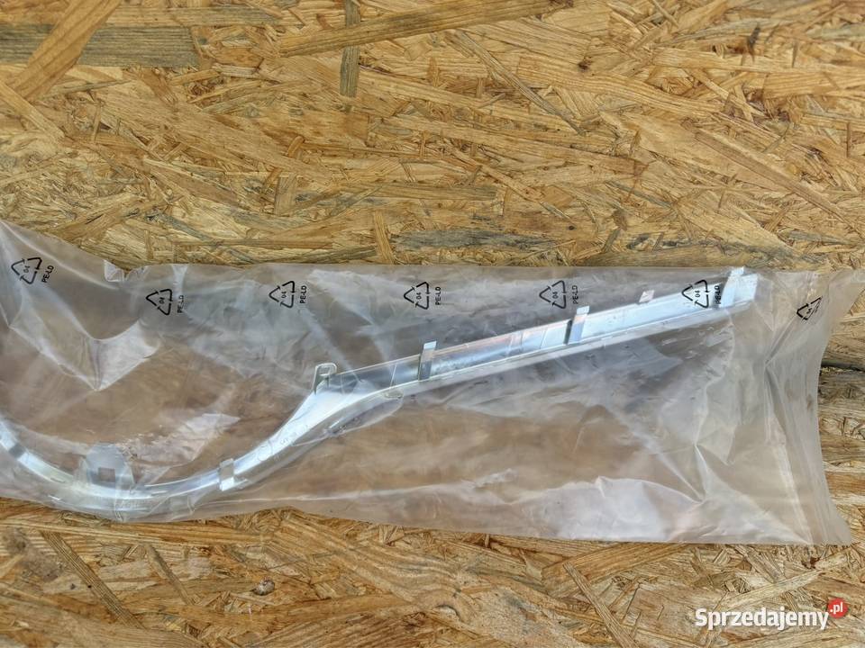 Listwa chrom grilla atrapy Toyota yaris III 3