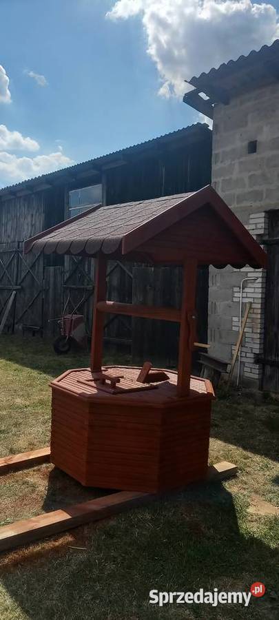 Drewniana obudowa studni Żeleźniki