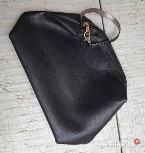 Czarna kopertówka z ekoskóry z paskiem na rękę pomorskie Trąbki Wielkie