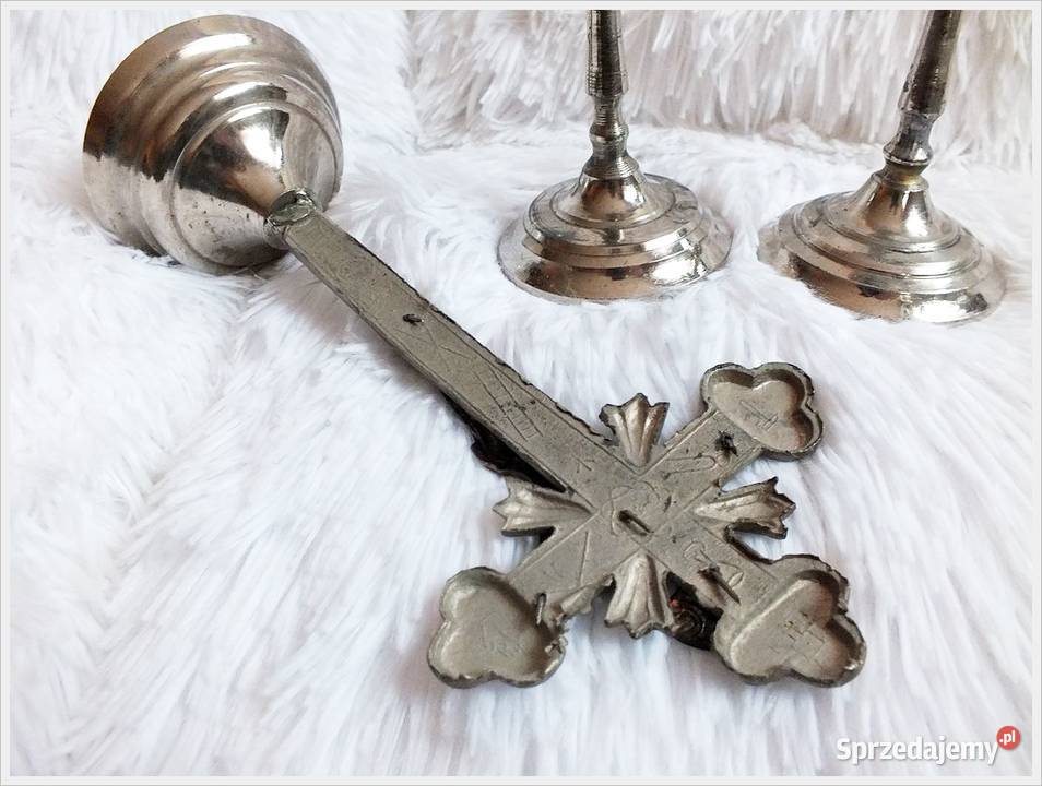 Oryginalny stary metalowy krzyż i dwa świeczniki