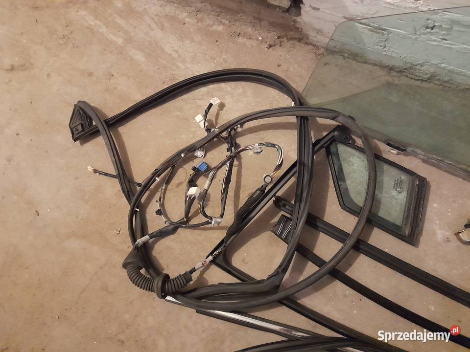 części drzwi przednich lewych Toyota Avensis T27 sprzedam
