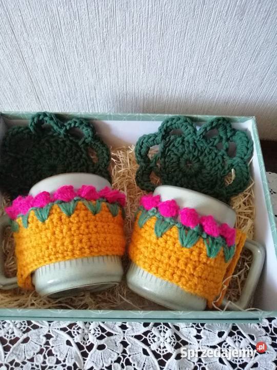 Zestaw 2 kubków z ocieplaczami i podkładkami