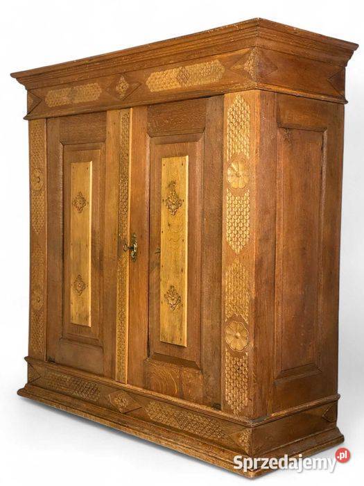 Stara rzeźbiona szafa dwudrzwiowa z litego