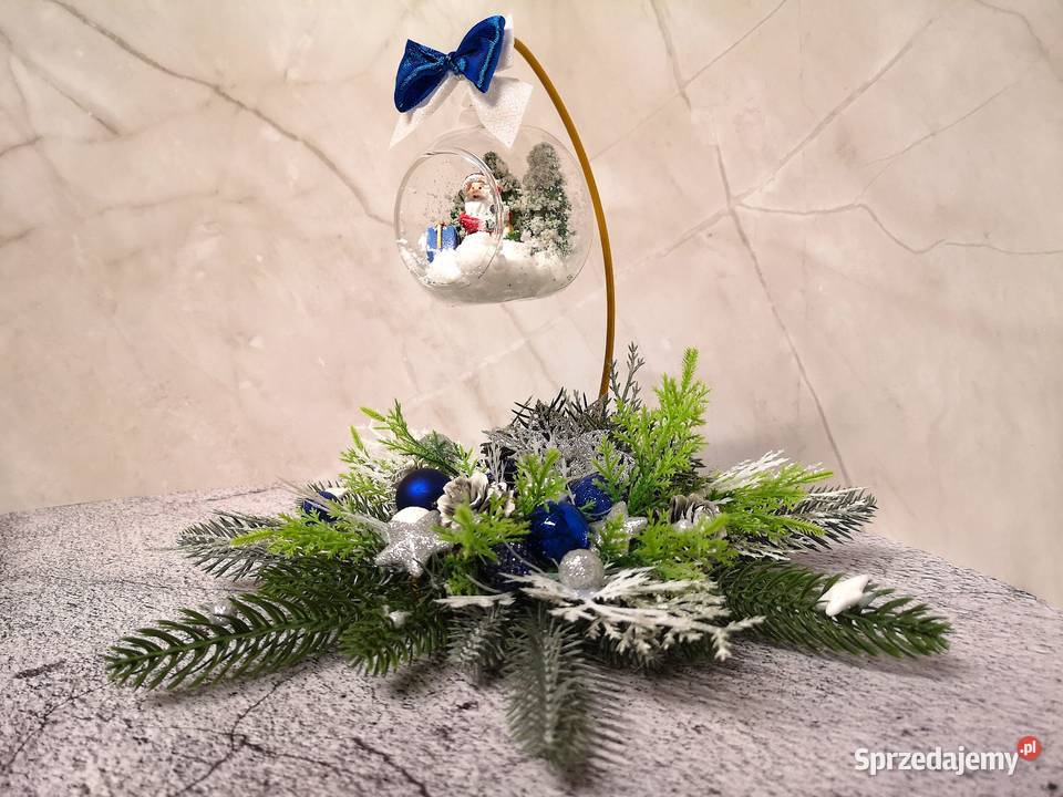Stroik świąteczny wisząca szklana kula igliwiem