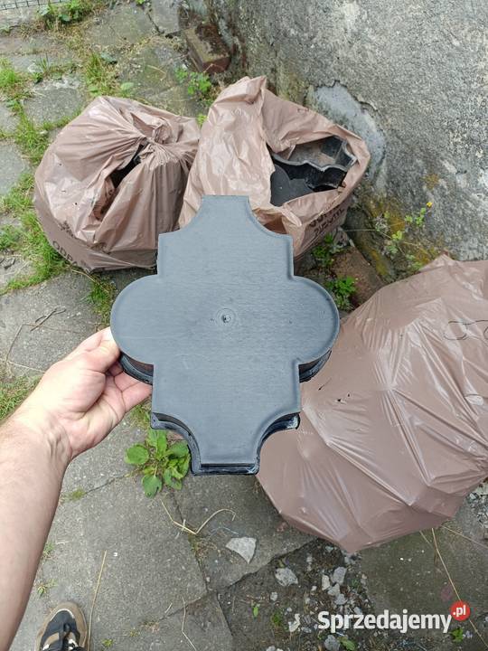 Odnalezione w garażu stare formy do kostki Sosnowiec