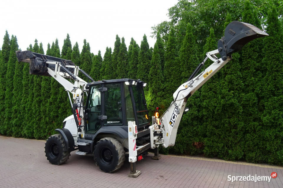 na równych kołach JCB 2CX 3CX Koparkoładowarka Góra Kalwaria