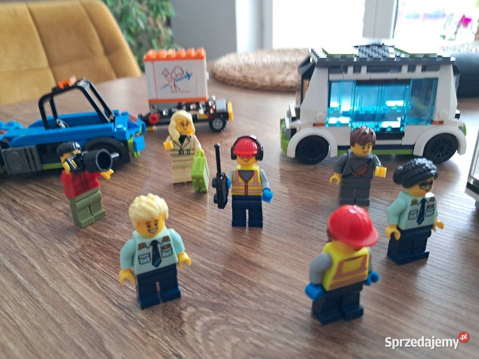 kilka pojazdów i figurek marka no name Klocki Sandomierz