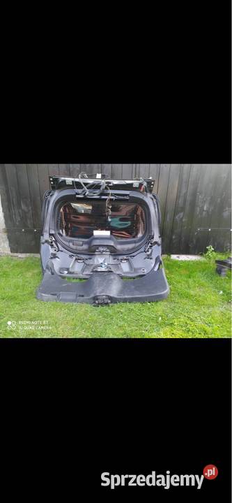 Tylnią klapą Forda Kugi osobowe