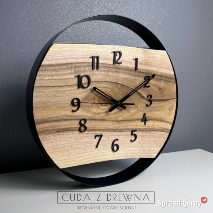 Metalowy zegar ścienny z drewnianą deską styl