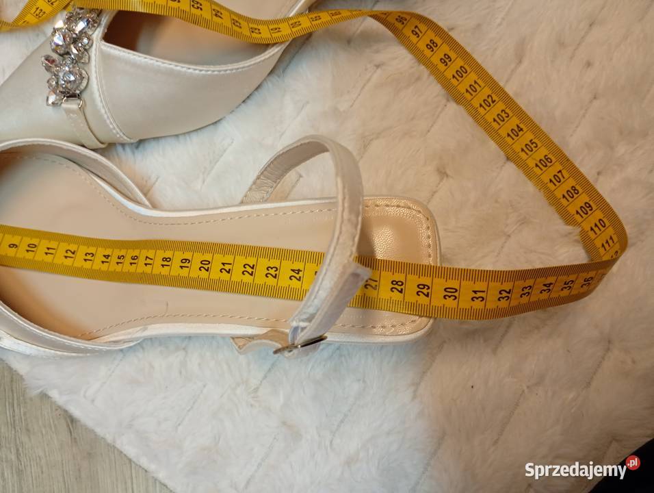 43 Kremowe bogato zdobione czółenka wieczorowe z 28cm sprzedam