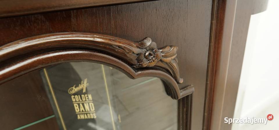 Zabytkowa witryna w stylu chippendale z lat wielkopolskie