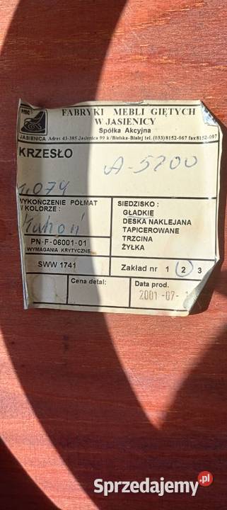 Kultowe krzesło mahoniowe z Fabryki Mebli Warszawa