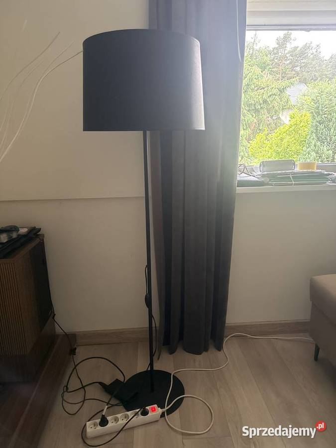 Lampa stojąca czarna