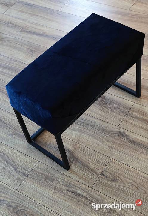 Czarna ławka pufa tapicerowana w stylu loft