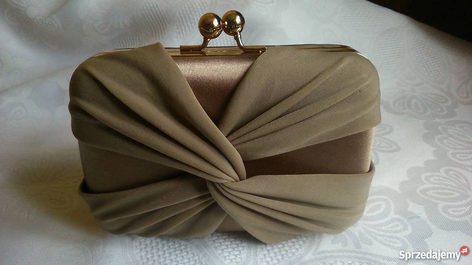 Puzderko beżowe ze złotym łańcuszkiem