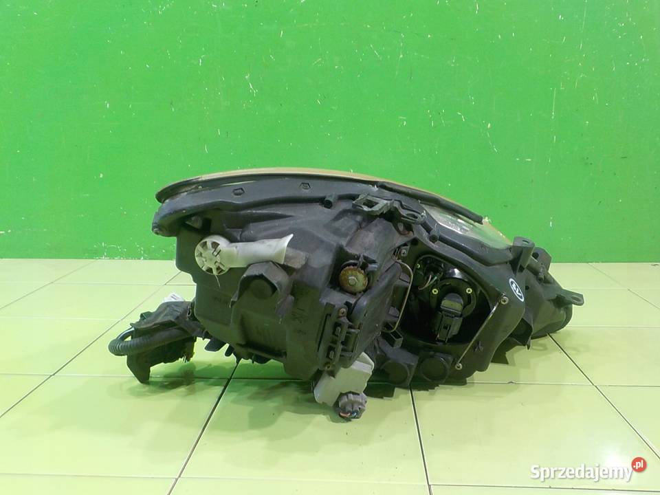 LEXUS IS II LIFT 25 B 10r SEDAN 4D lampa lewa osobowe Lampy przednie Suków sprzedam