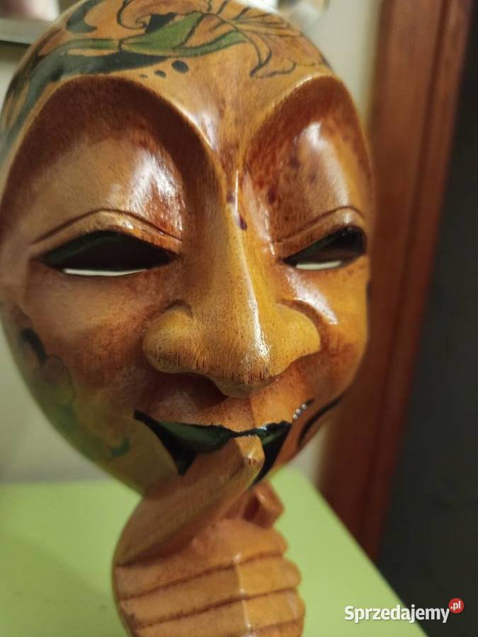 Maska rzeżbiona i malowan ręcznie CISZA pochodzi Warszawa