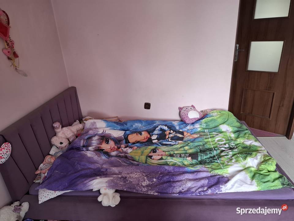 Łóżko z materacem