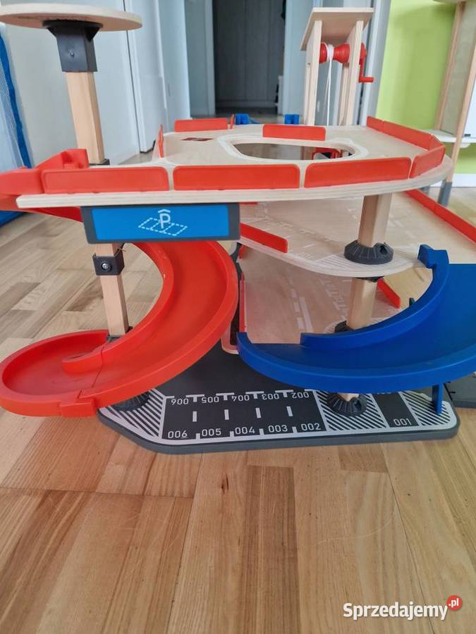 Parking drewniany duży 4 piętra z windą