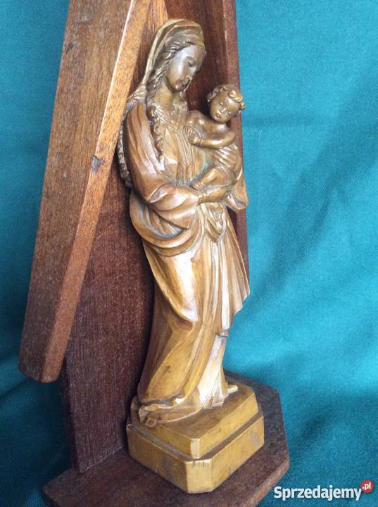 stara kapliczka drewniana z madonną