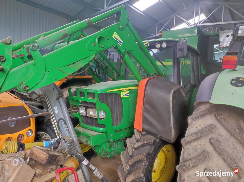 Ciągnik rolniczy John Deere z ładowaczem bez