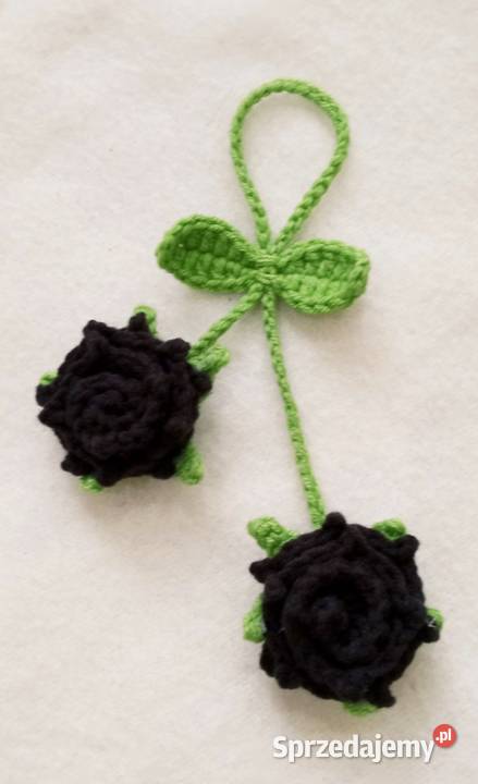 Czarne różyczki wykonane na szydełku brelok do
