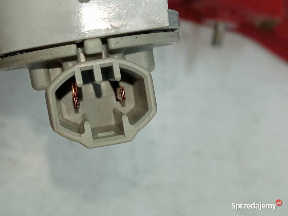 LAMPA TYŁ W KLAPĘ LEWA KOMBI E18 Toyota Auris II sprzedam