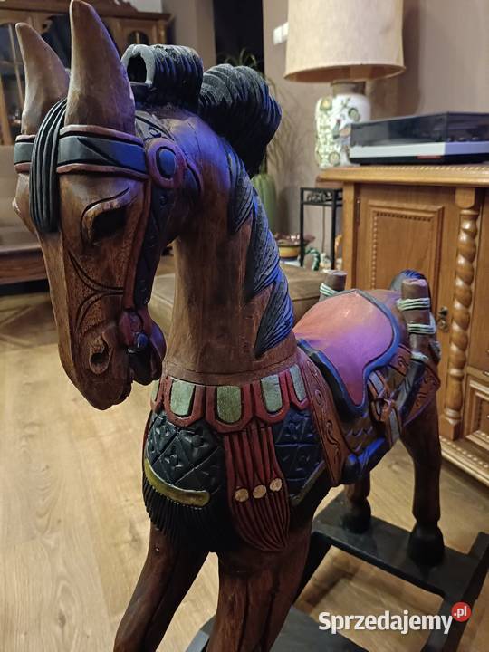 Stary duży rzeźbiony koń na biegunach Lipno