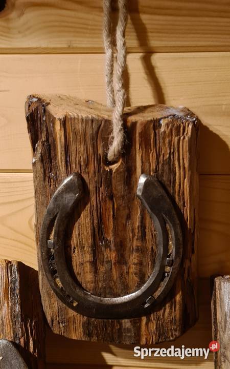 Podkowa na starym drewnie Warszawa