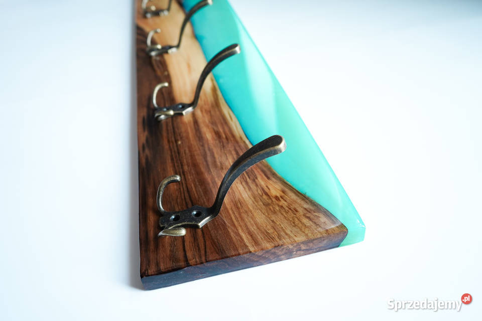 Wieszak ścienny turkusowy z drewna i żywicy Warszawa
