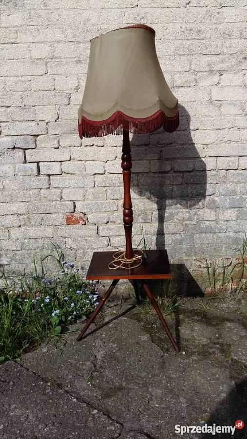 Lampa ze stolikiem z okresu PRL 077 Oświetlenie Oświetlenie Kościan