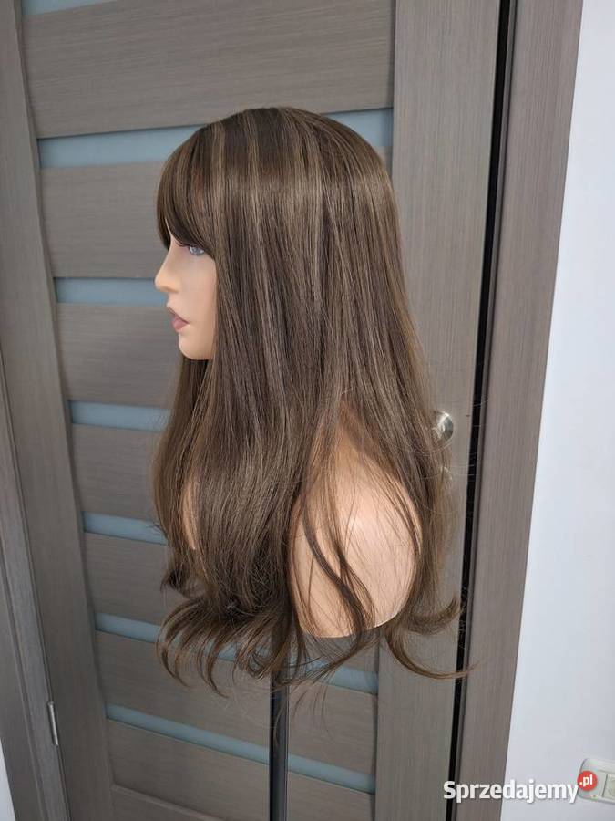 Długa peruka w kolorze szatynowym z grzywką Nakrycia głowy pomorskie Malbork