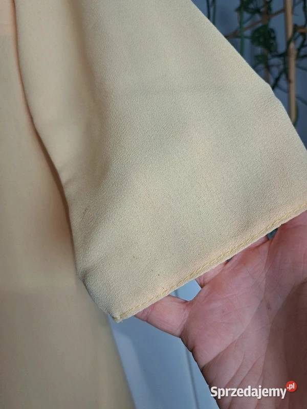 Sukienka żółta z eleganckim guziczkiem na pomorskie