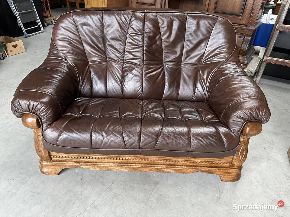 Piękna sofa dwójka ze skóry na dębowym stelażu Sławoszewek