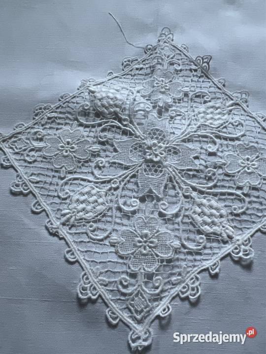 Obrus ręcznie haftowany z koronkami rękodzieło śląskie Zabrze