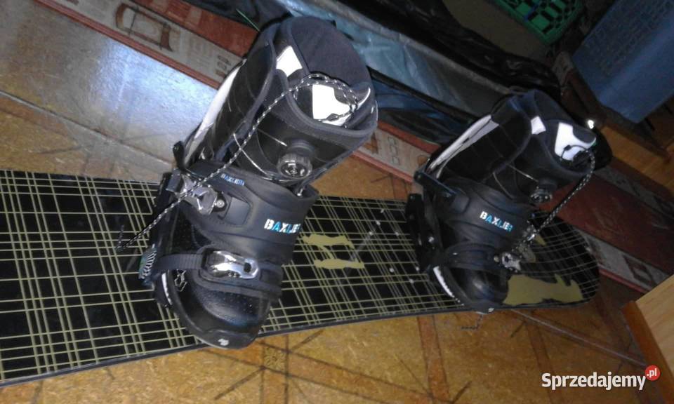 Snowboard z wiazaniami butami i pokrowcem