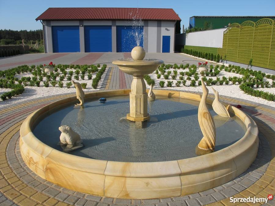 piękna i stylowa fontanna ogrodowa z piaskowca Kamienna Góra