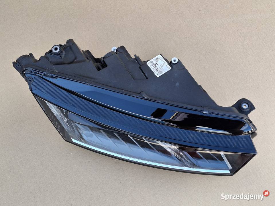 SKODA OCTAVIA IV 4 REFLEKTOR PRAWY LAMPA PRAWA osobowe Bieleń