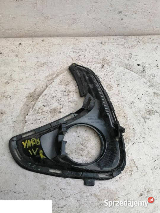 Toyota Yaris IV ramka halogenu prawa Kozubszczyzna