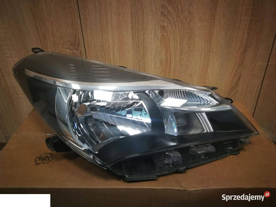 Toyota Yaris III lift reflektor przód prawy Kozubszczyzna