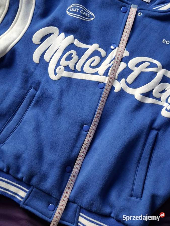 Niebieska kurtka SM bejsbolówka Bershka college Kraków