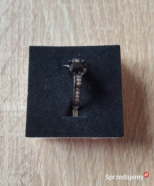 Nowy czarny pierścionek białe cyrkonie kokarda
