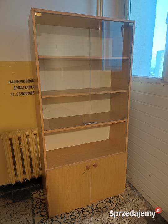 Drewniany regał ze szklanymi drzwiczkami z 87cm