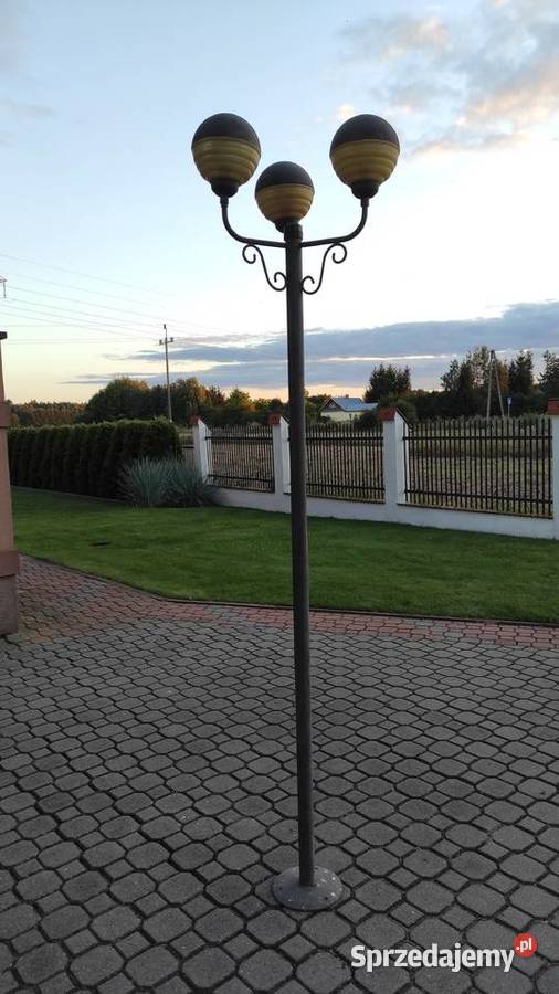 Wysoka metalowa trójramienna lampa