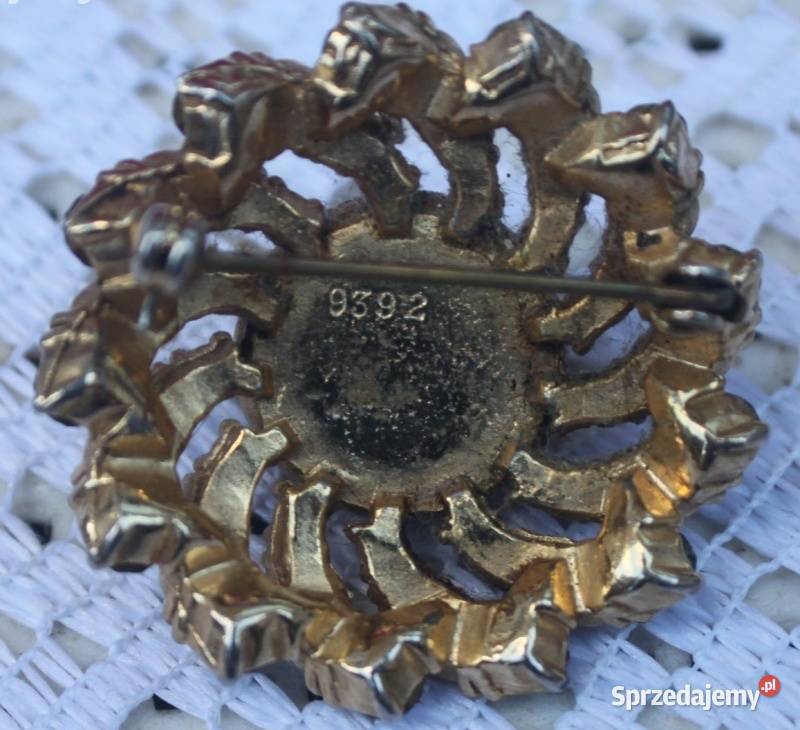 Stara broszka z numerem 9392 małopolskie Ochojno