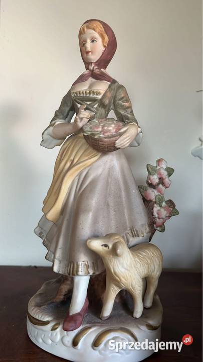 Figurka dziewczyny z owieczką Bez sygnatury Made Gdańsk