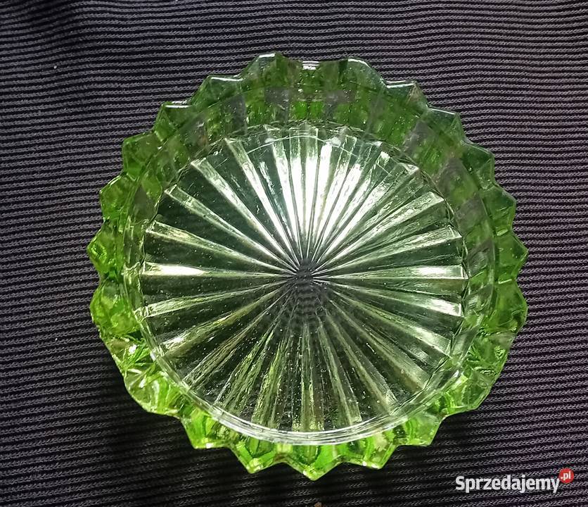 Szklana popielniczka w kolorze zieleni uranowej wielkopolskie Koźminek