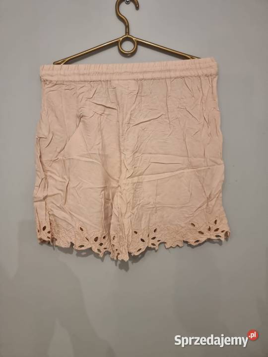 Bladoróżowe szorty damskie z kwiatowym haftem Spodnie