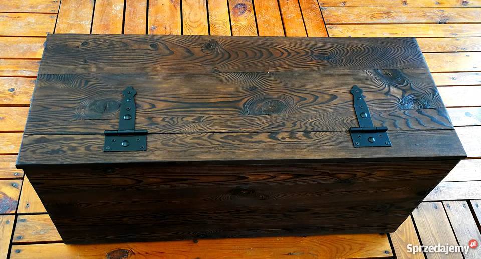 Rustykalna kolonialna skrzynia ogniem malowana