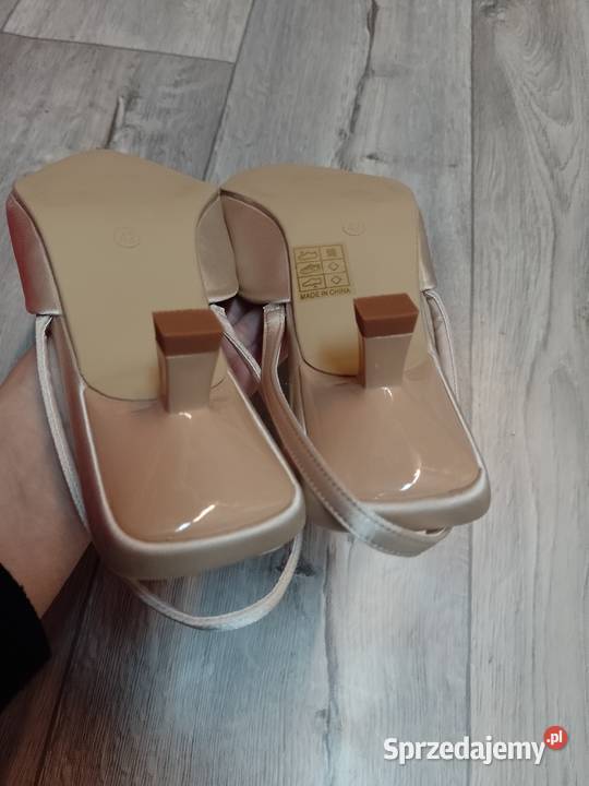 42 Beżowe bogato zdobione czółenka wieczorowe z Kraków